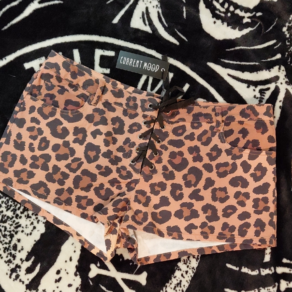 DOLLSKILL CURRENT MOOD LEAPARD DENIUM SHORTS LACE UP CLOSER POCKETS